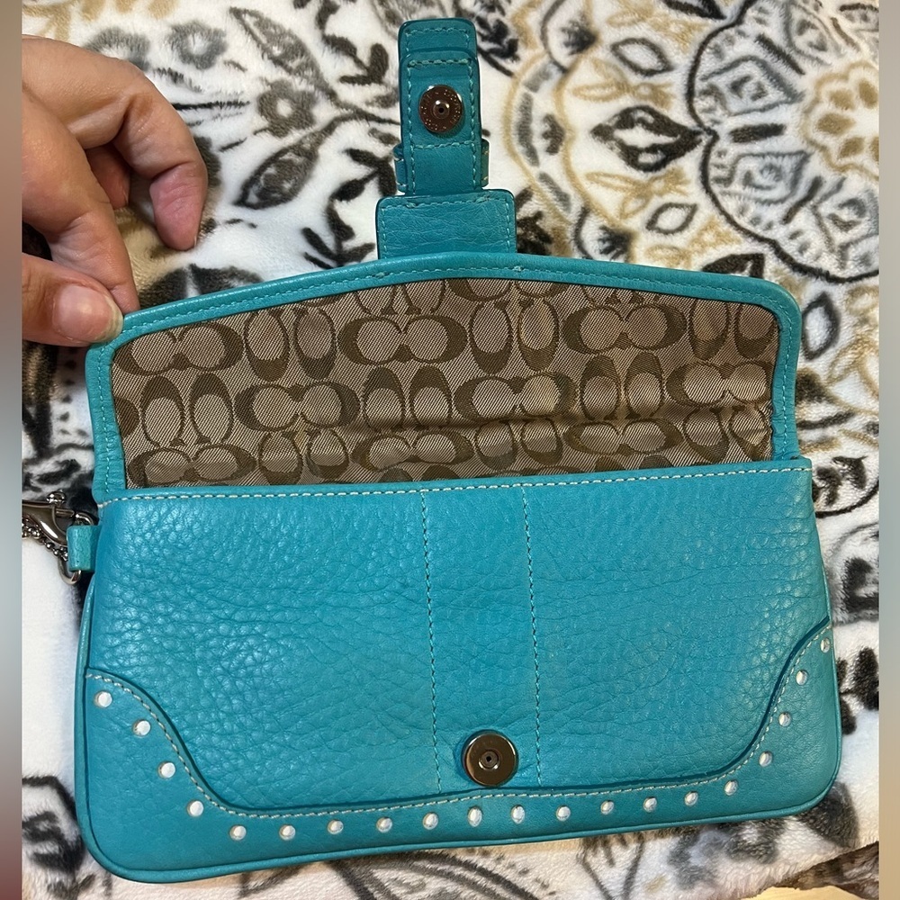 🚨FINAL PRICE🚨 Coach Women’s Leather Buckle Flap Wristlet, Blue - Picture 4 of 16